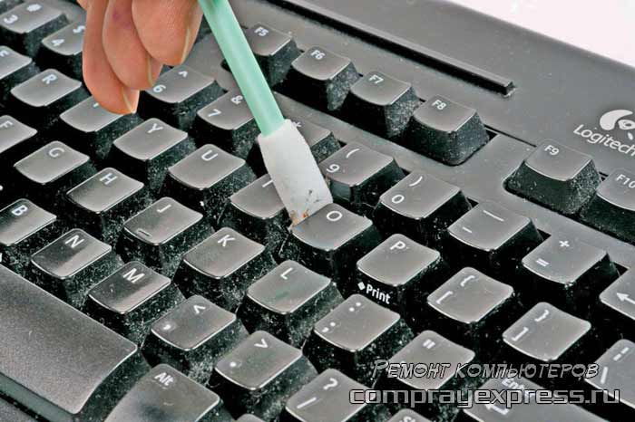 Чистка кнопок клавиатуры специальными палочками